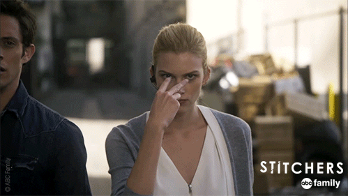 علامت V به معنای حواسم بهت هست