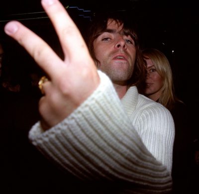 علامت V به معنای توهین